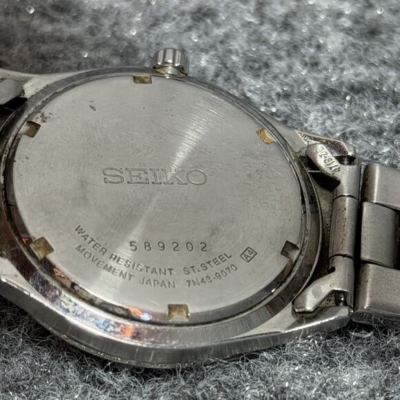 Seiko 7N43-9070 Quartz Day Date Black Dial Stainless Mens Watch - READ - Tested main image 6